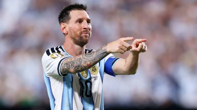 Triplete, récord y emoción de Messi en el debut de Argentina ante Argelia en el Mundial