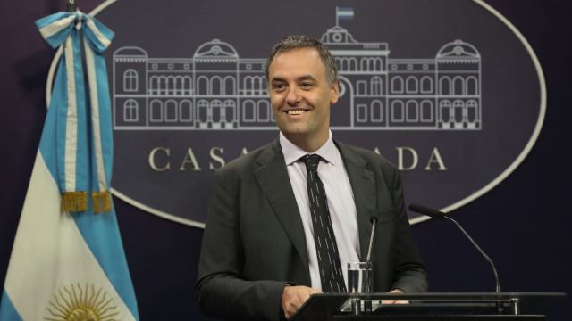 Revelan que Adorni se gastó 8 millones en sábanas de lujo