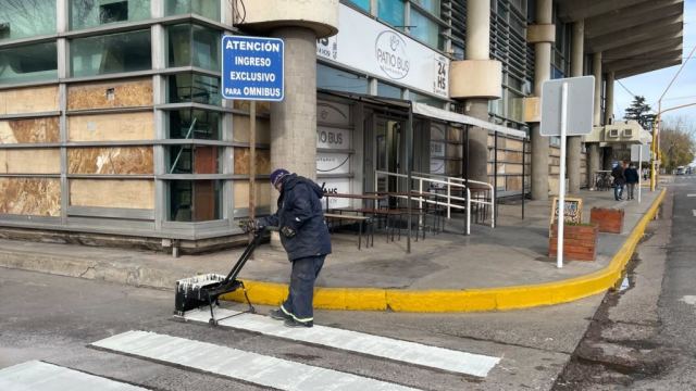 Avanza el pintado de sendas peatonales sobre la Avenida Pringles