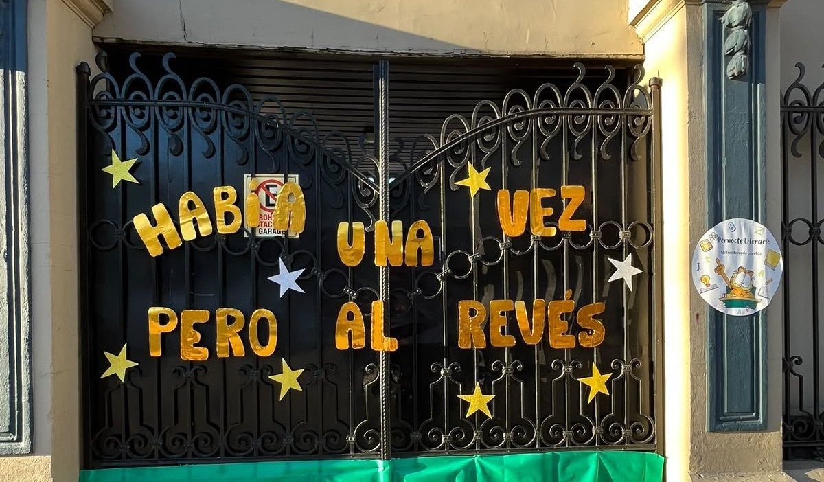 “Transformamos la escuela para que, por una noche, la literatura se viva con todos los sentidos”
