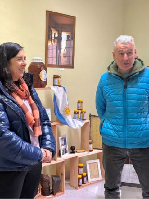 “Nosotros imitamos lo que hace la abeja que trabaja en comunidad”
