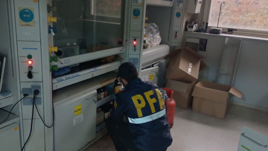 Fentanilo: Allanan droguerías y laboratorios en la causa por la muerte de 33 pacientes