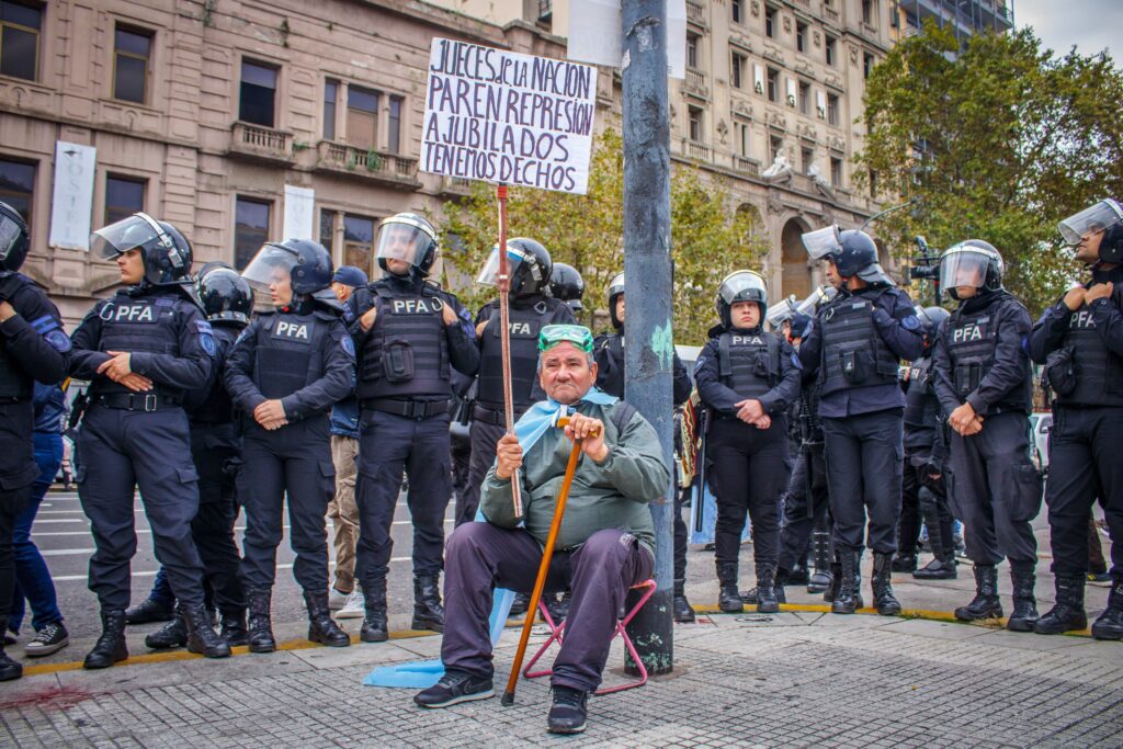 Otra marcha de jubilados con tensión: Ya hubo 129 detenidos y 409 heridos en el año