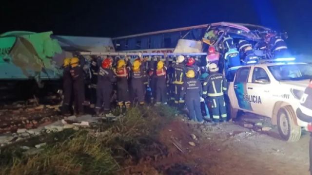Choque fatal entre un camión y un micro de larga distancia: Hay al menos cuatro fallecidos