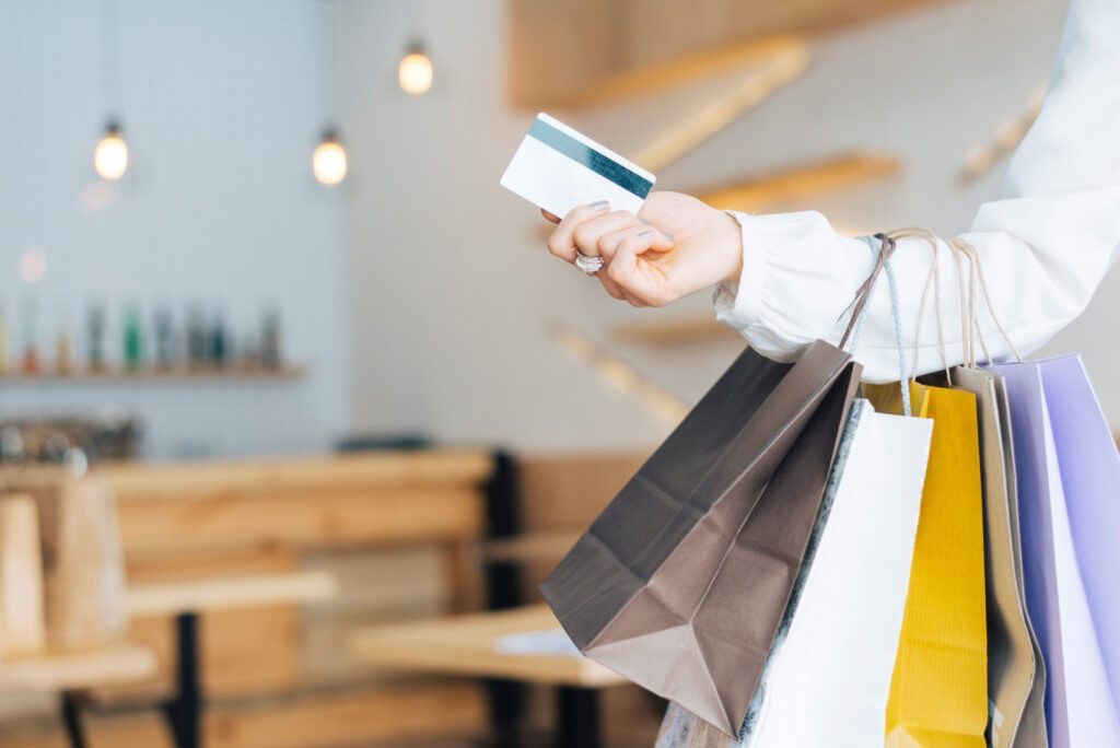 Tarjetas de Crédito: Preparan medidas para hacer compras en dólares y en cuotas