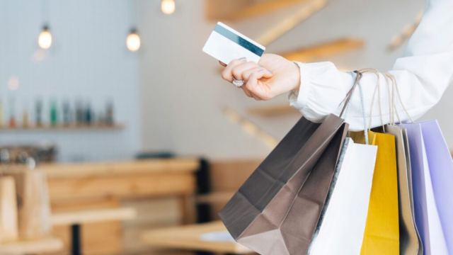 Tarjetas de Crédito: Preparan medidas para hacer compras en dólares y en cuotas