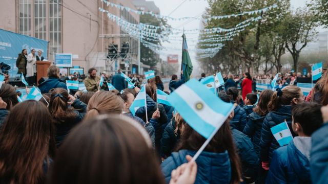 Olavarría festejó el 25 de Mayo con un masivo Desfile Patrio