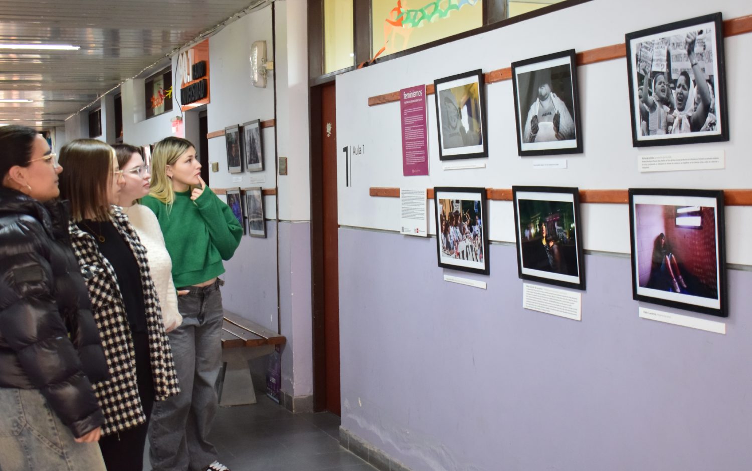 La muestra “Feminismos” se exhibe en los pasillos de Facultad de Ciencias Sociales