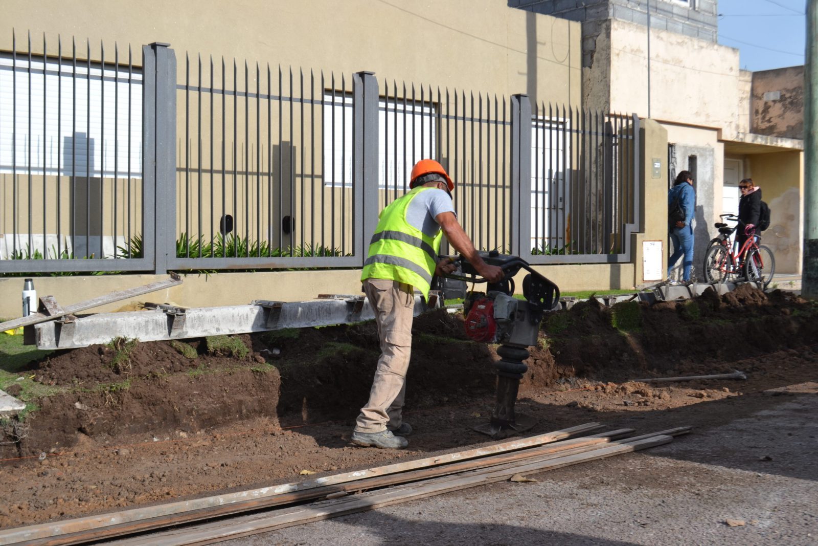 El Municipio lleva adelante la reparación de cordón cuneta en el Barrio Santa Isabel