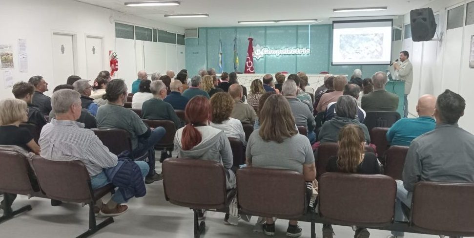 Con gran marco de público, el Dr. Pablo Messineo brindó una charla sobre arqueología