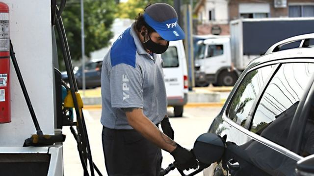 YPF bajó un 4% el precio de sus combustibles