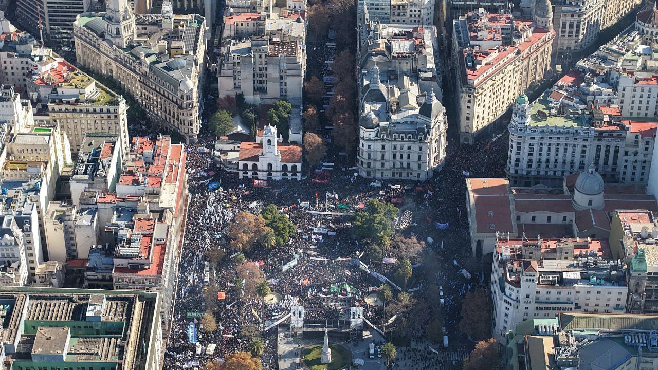 CFK mostró fuerza política en Plaza Mayo y lanzó una advertencia: “Vamos a volver”