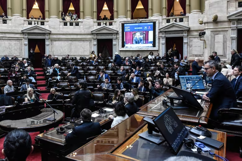 En una sesión con escándalo, la oposición en Diputados avanzó con proyectos que complican al Gobierno