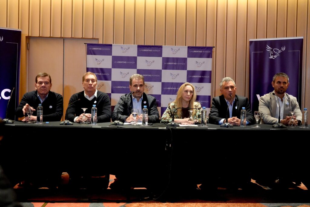 Aunque con tensión, LLA y el PRO firmaron la unidad en Provincia: “Es kirchnerismo o libertad”