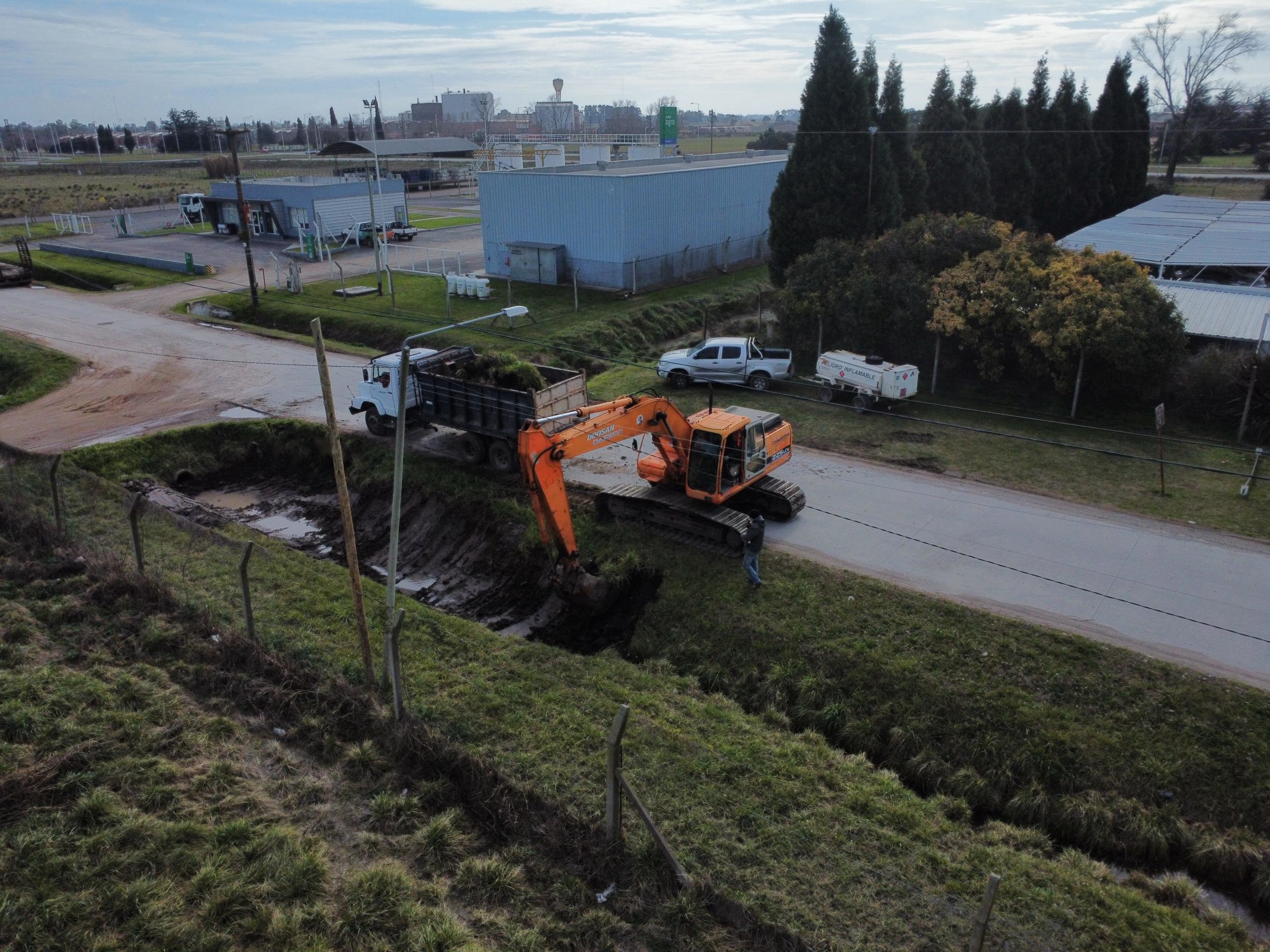 Avanza la limpieza de canales hidráulicos en los sectores II y V del Parque Industrial
