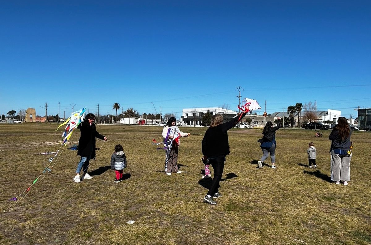 El Jardín Maternal Municipal “Hornerito” celebró el Día de las Infancias con una barrileteada