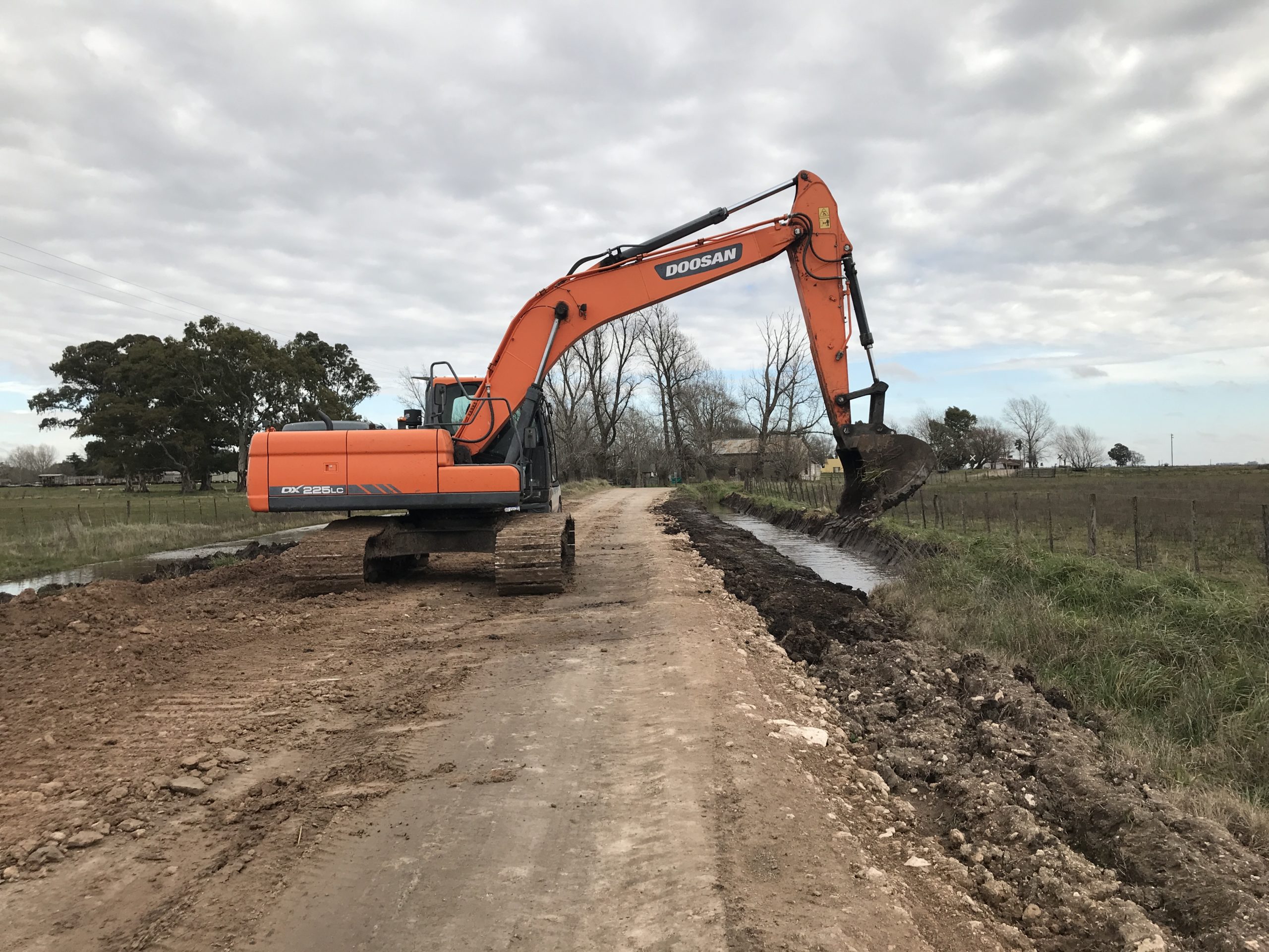 Se llevan adelante trabajos de mejoramiento en los caminos rurales del Partido