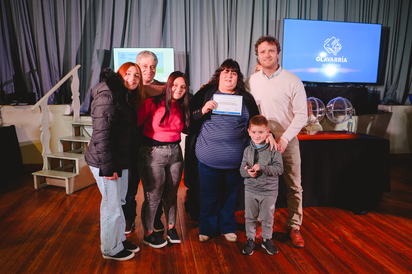 Wesner encabezó el sorteo y adjudicación de 108 lotes en Sierras Bayas