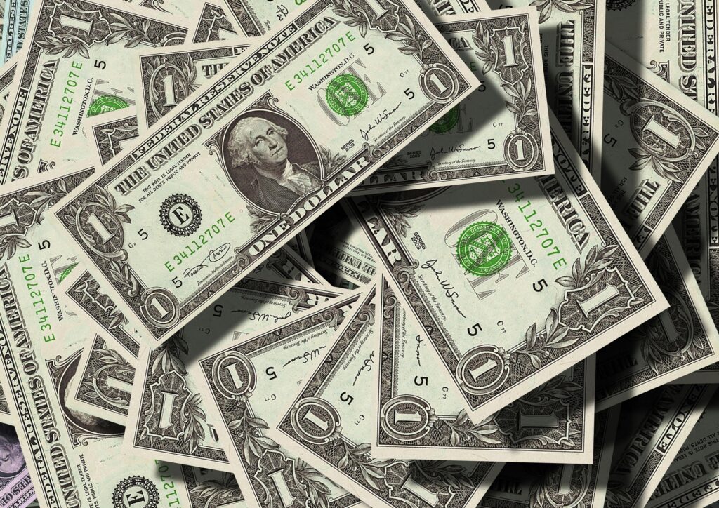 El dólar se disparó fuerte y quedó a $1.380, cerca del techo de la banda
