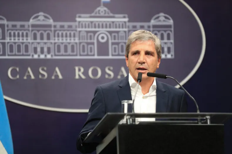 Luis Caputo acusó a la oposición de tratar “de voltear al presidente”