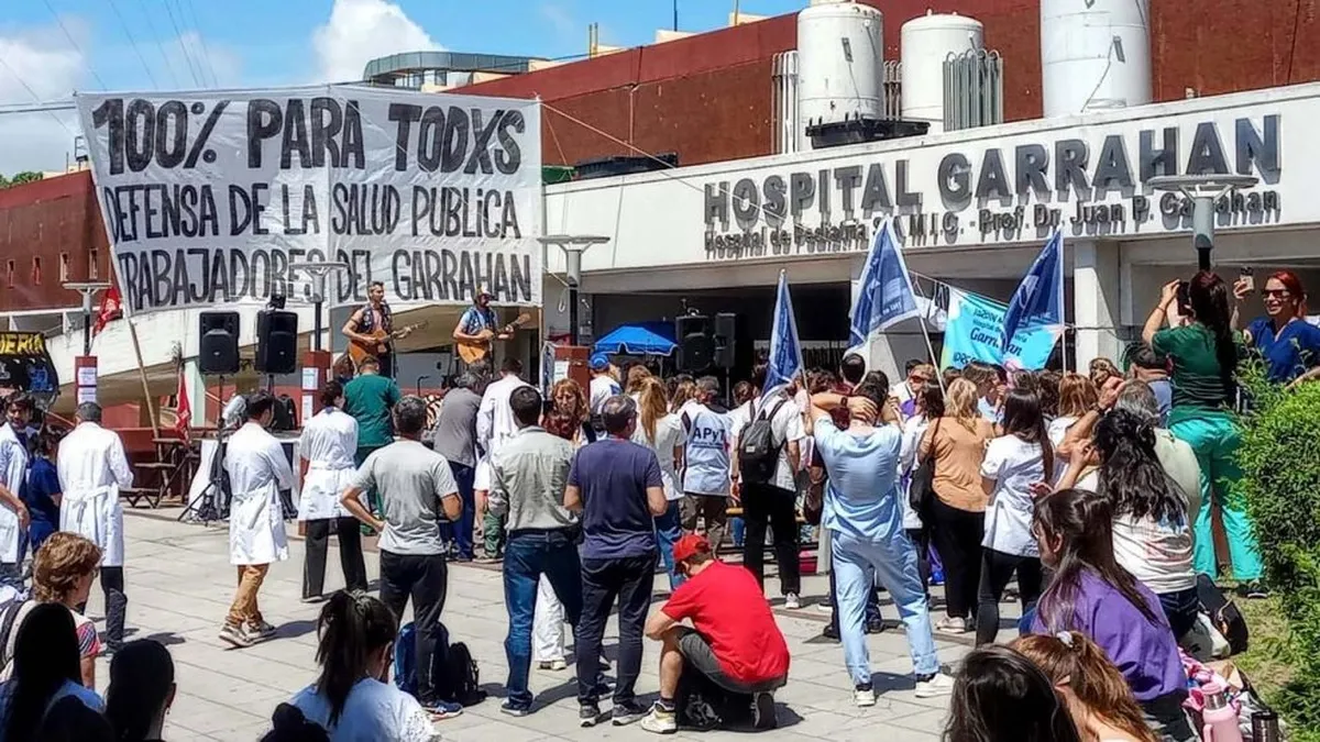El Gobierno otorgó subas para el personal del Hospital Garrahan, pero el paro sigue en pie