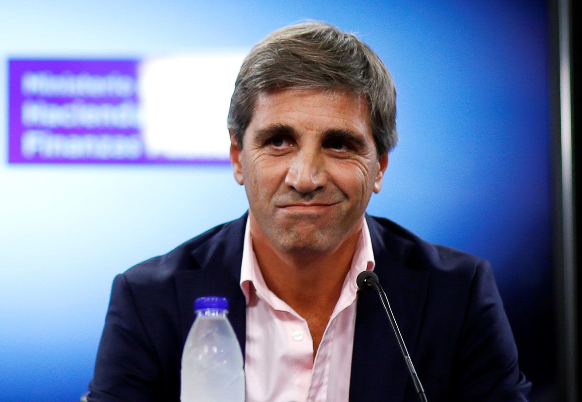 Luis Caputo: “Vamos a vender hasta el último dólar en el techo de la banda”
