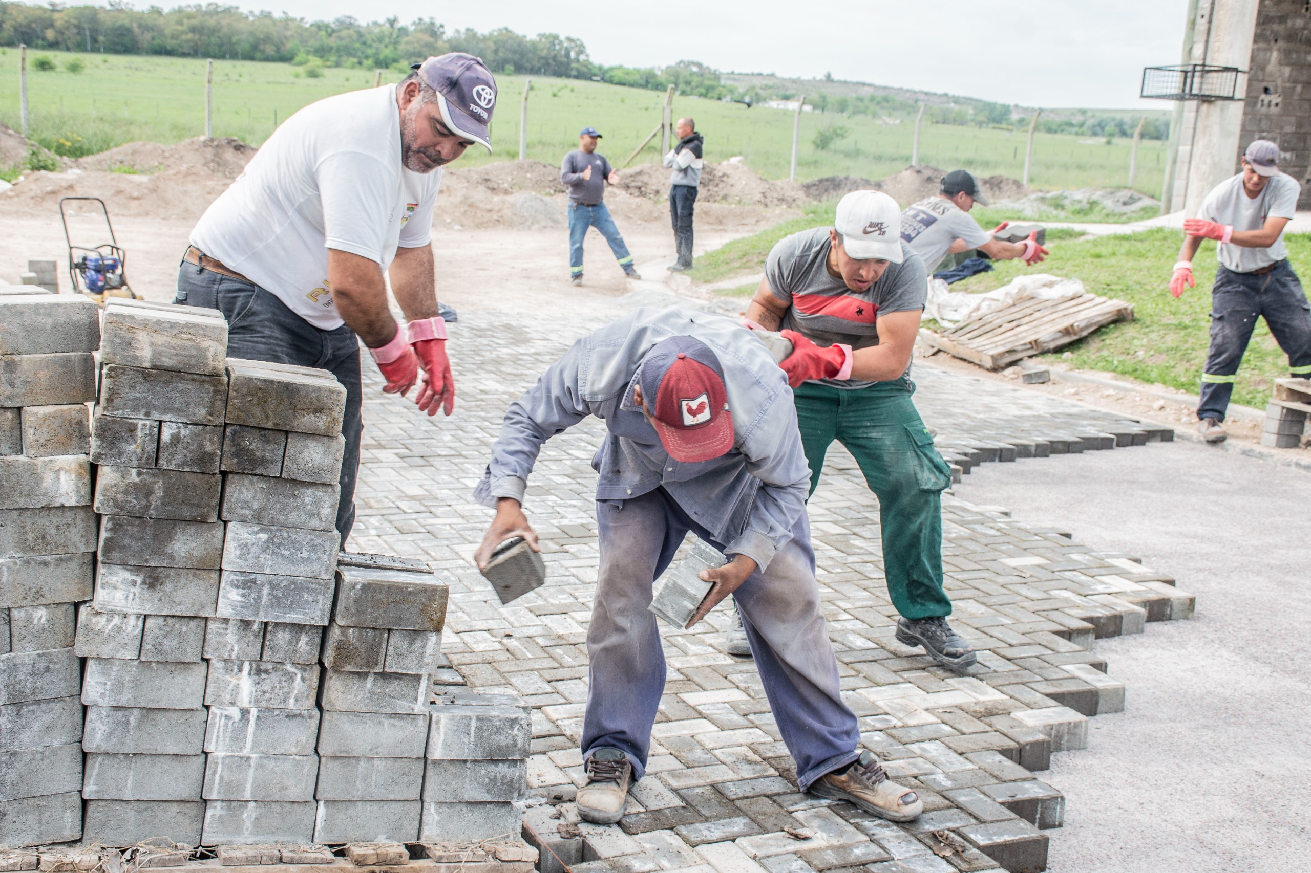 Avanza la obra de pavimento intertrabado en Loma Negra