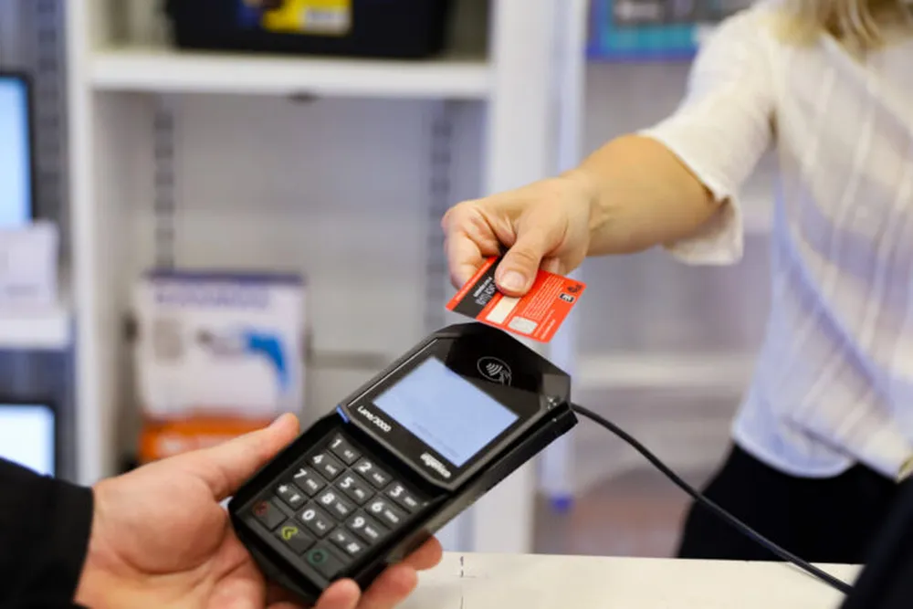 El consumo se frena y crece el endeudamiento: Seis de cada diez argentinos usan la tarjeta para gastos corrientes