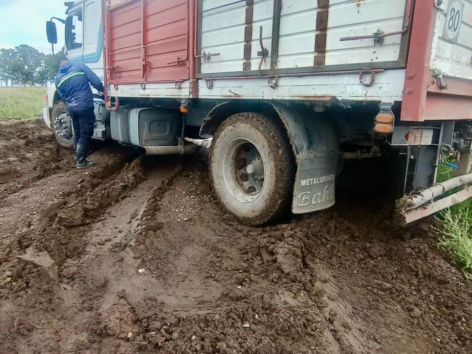 Infraccionaron a una transportista por circular por un camino vecinal tras las lluvias