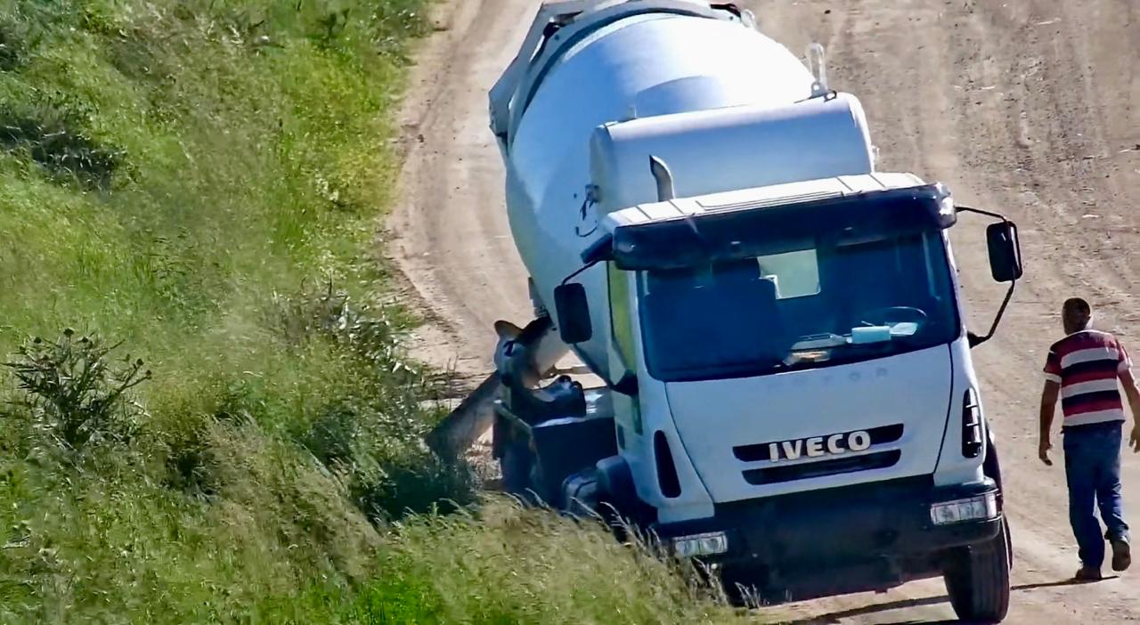 Infraccionaron a un camionero que volcó cemento fresco en un espacio público