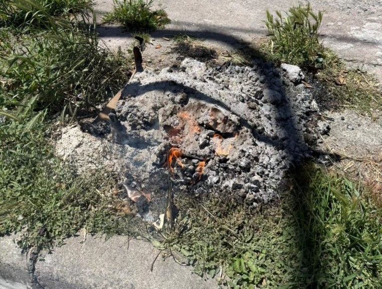 Infraccionaron a una parrilla local por arrojar brasas encendidas a la vereda