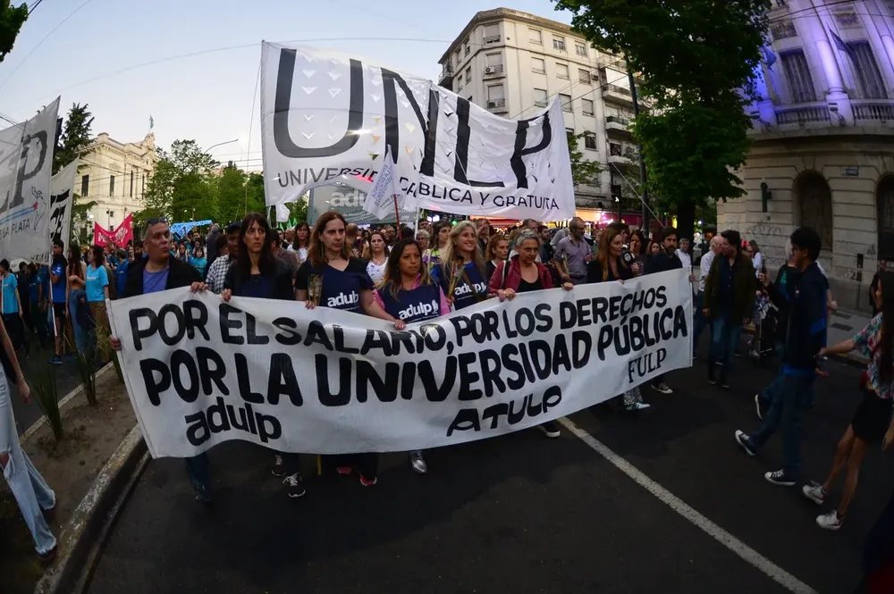Docentes Universitarios convocaron a un paro nacional en reclamo de mejoras salariales