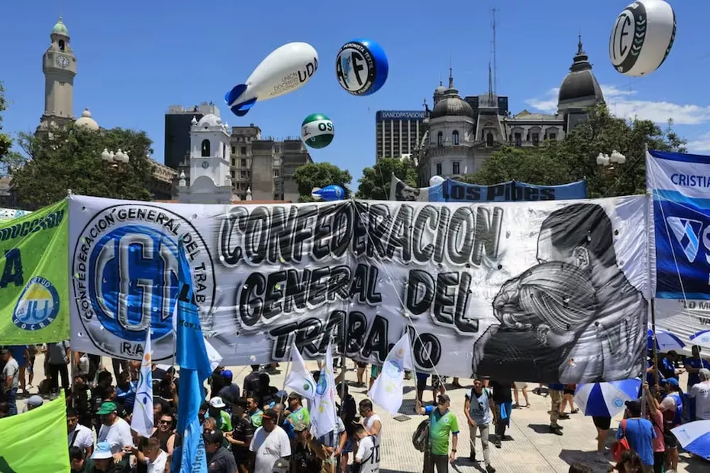 La CGT marchó contra la Reforma Laboral y dejó una advertencia al Gobierno: "Se viene un paro general"