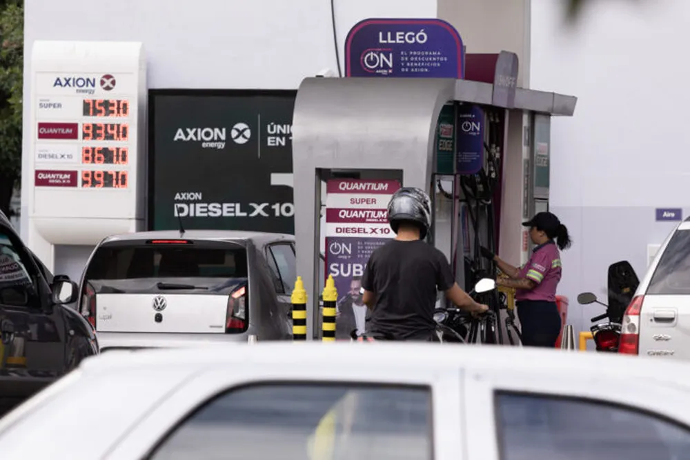 Nafta más cara: El Gobierno subió el Impuesto a los Combustibles para enero