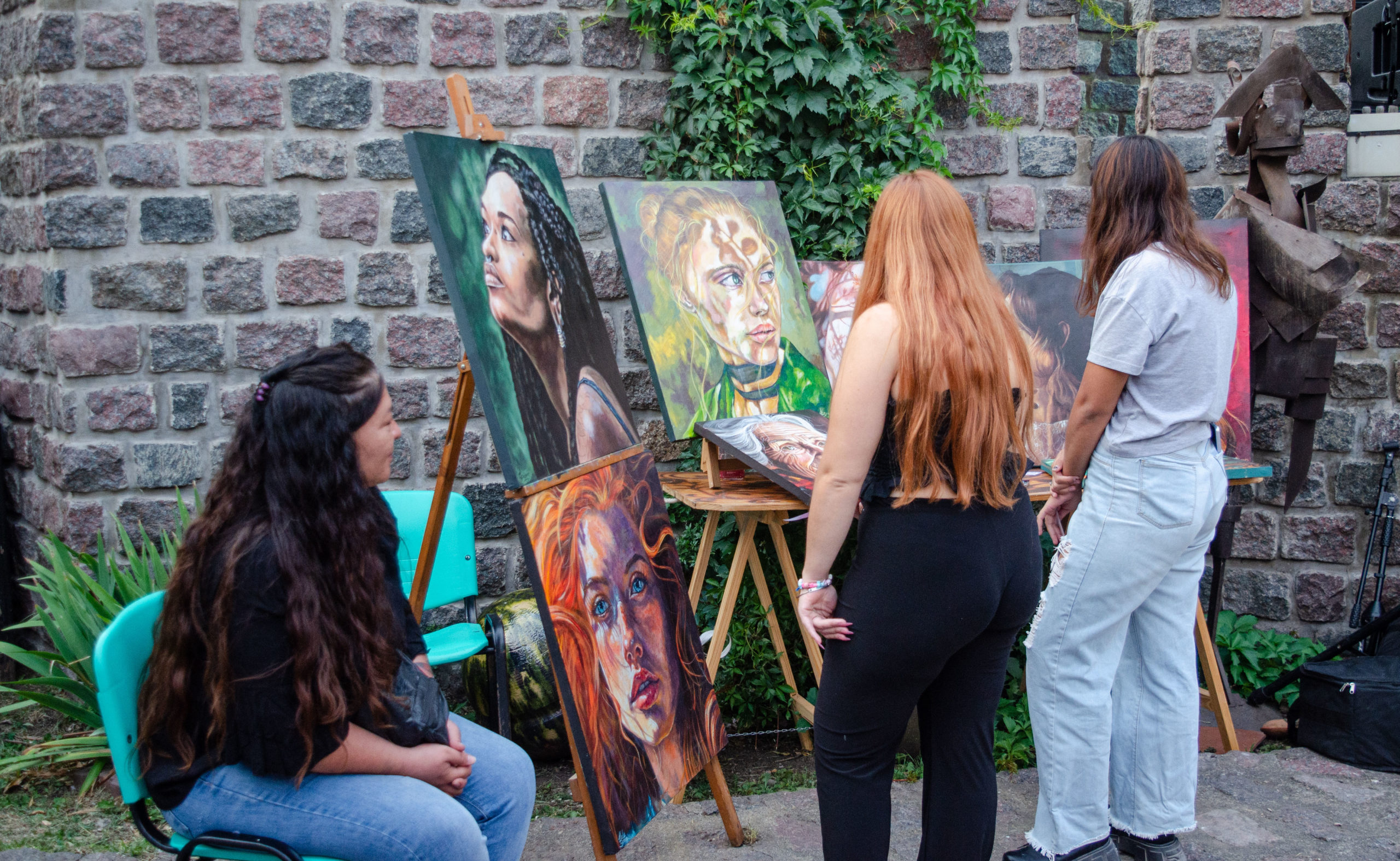 El Mercado de Artistas y la Noche Flúor convocaron un gran marco de público en el Museo Dámaso Arce