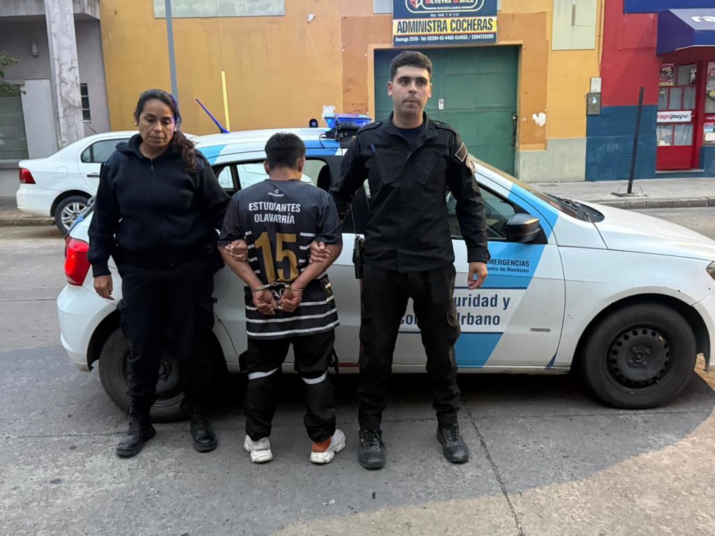 Protección Ciudadana llevó a cabo la captura de un joven cuando robaba elementos de una camioneta estacionada