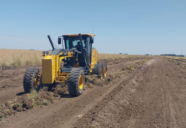 Se llevan adelante trabajos de alteo y mantenimiento de la traza vial rural