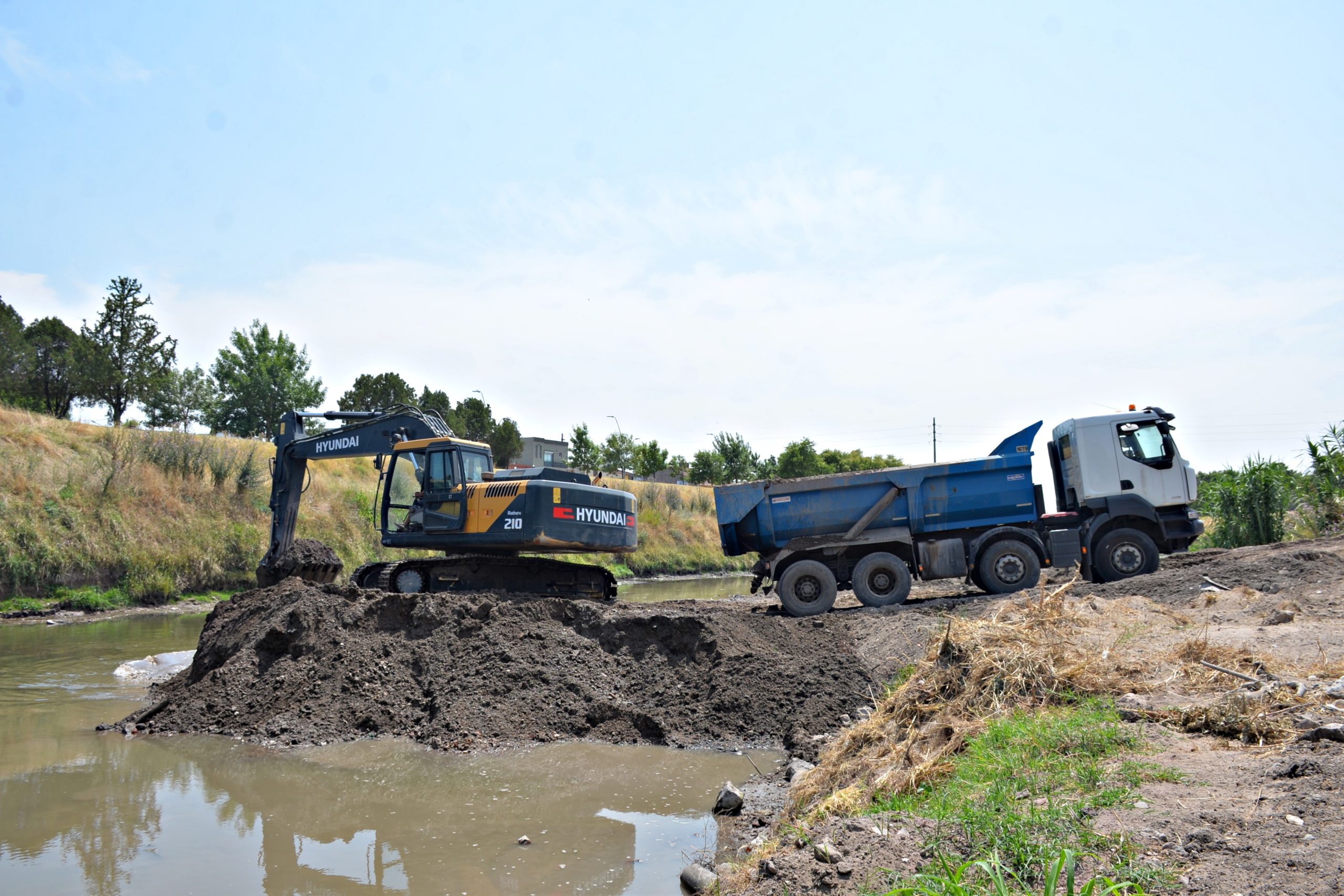 Se llevan adelante trabajos hidráulicos en el Arroyo Tapalqué