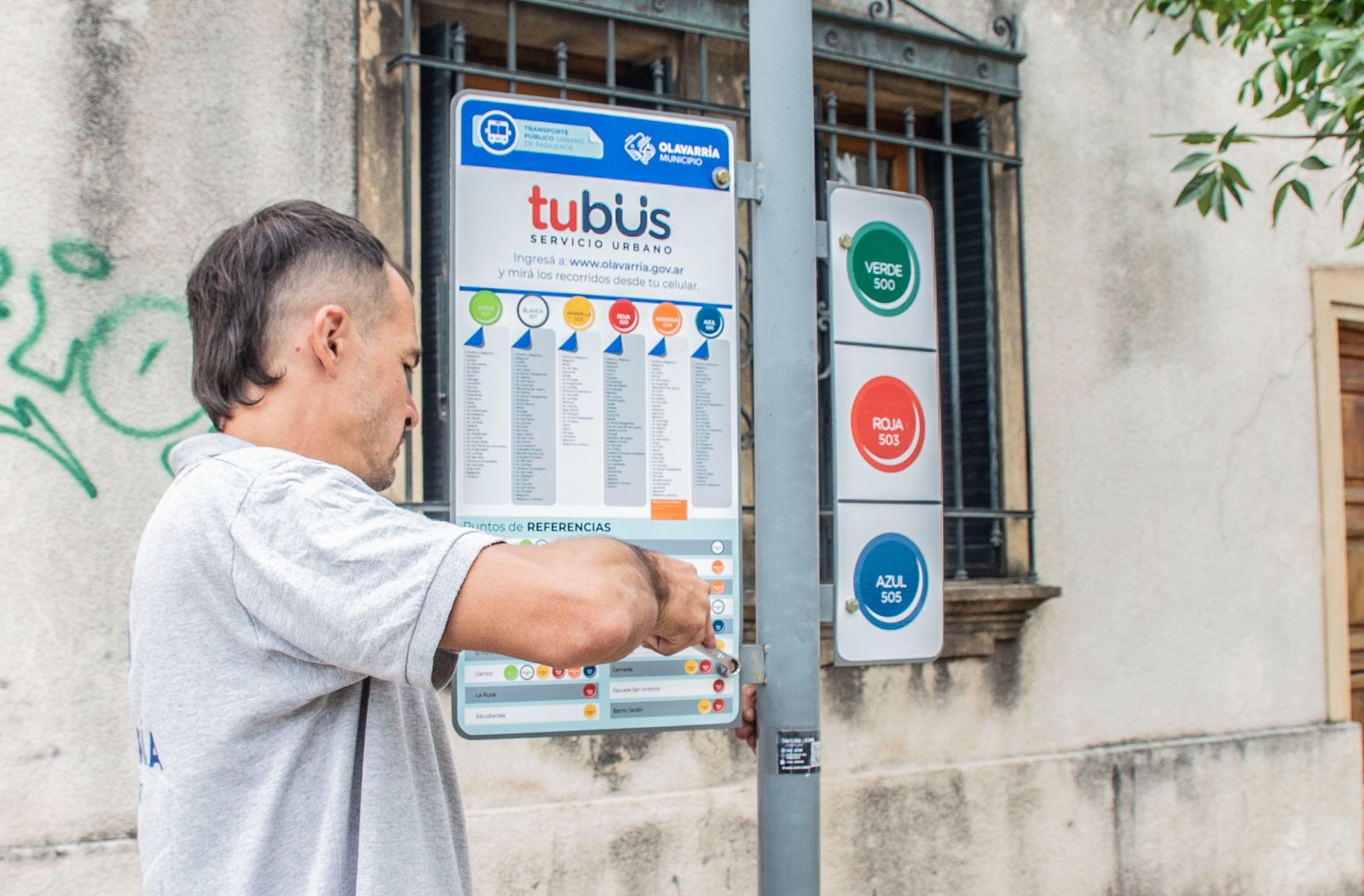 Se lleva adelante el recambio de cartelería y piezas gráficas en refugios y paradas de colectivos