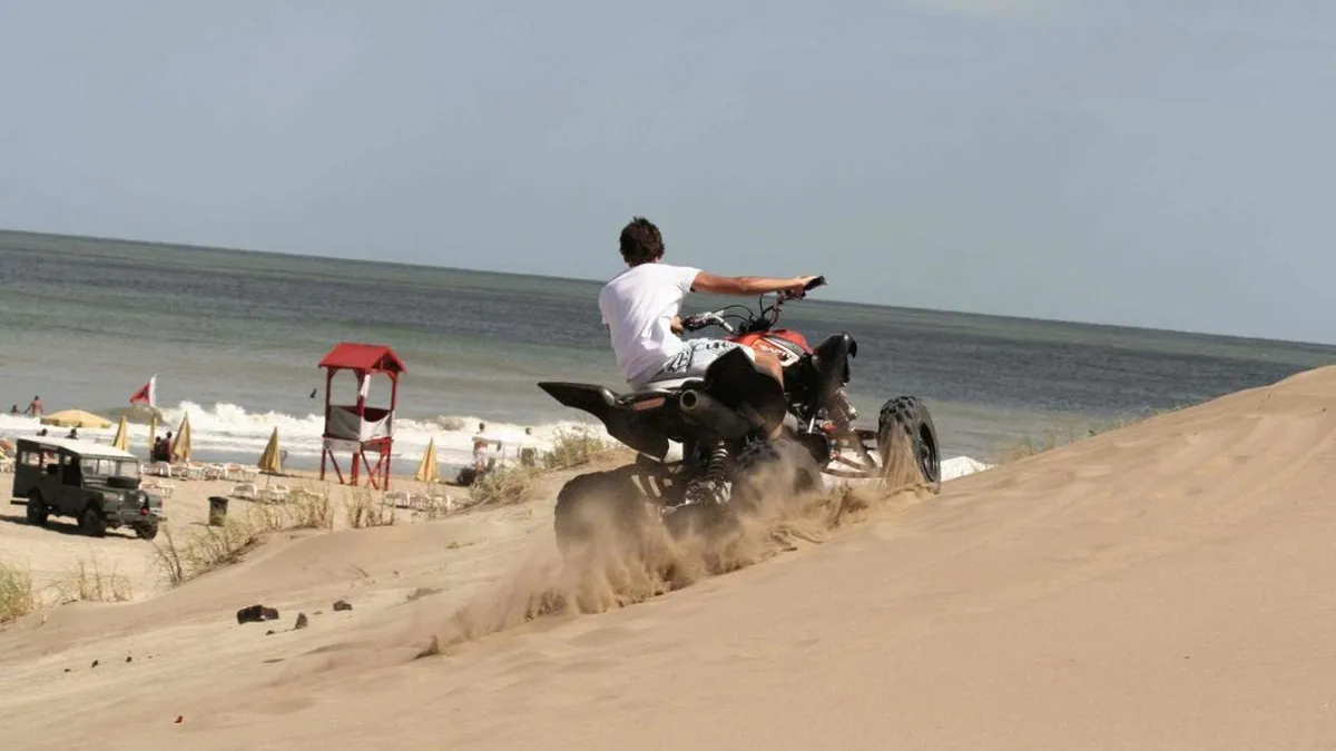 No paran los incidentes con vehículos especiales en la costa: Ahora volcó un cuatriciclo