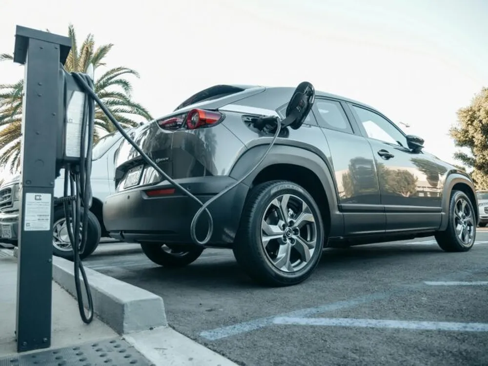La venta de autos híbridos y eléctricos creció un 88% en 2025