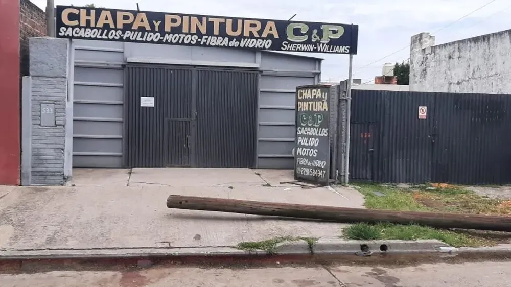 Tragedia en Azul: Se le cayó un poste de luz en la cabeza y lo mató