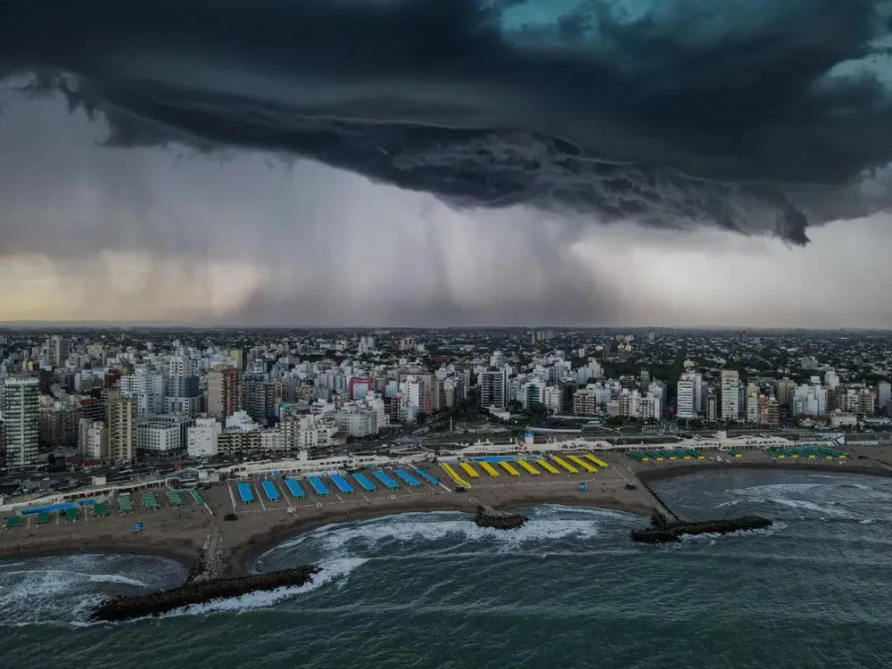 Olas gigantes en Mar del Plata y Mar Chiquita: Un muerto, más de 35 heridos y tensión en las playas