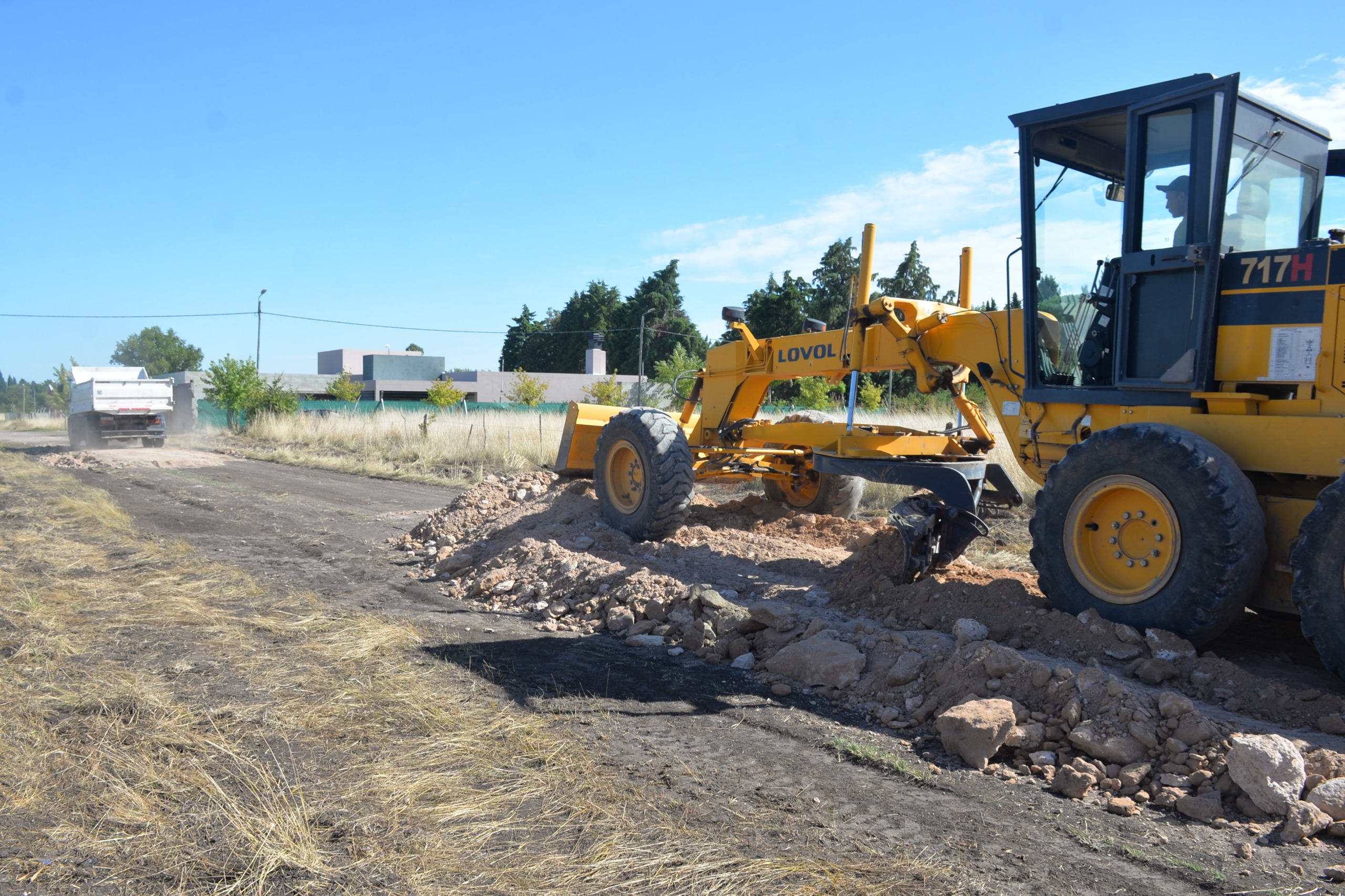 Se llevan adelante trabajos de apertura de calle en el Barrio Los Sauces
