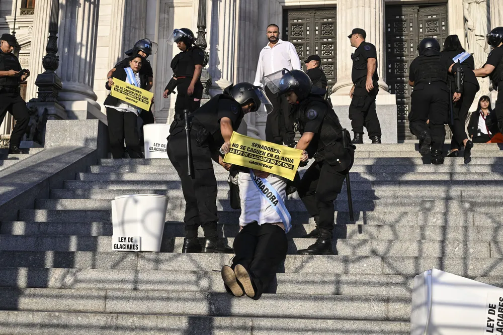 Tensión en el Congreso por la discusión de la Ley de Glaciares: Activistas detenidos y periodistas agredidos