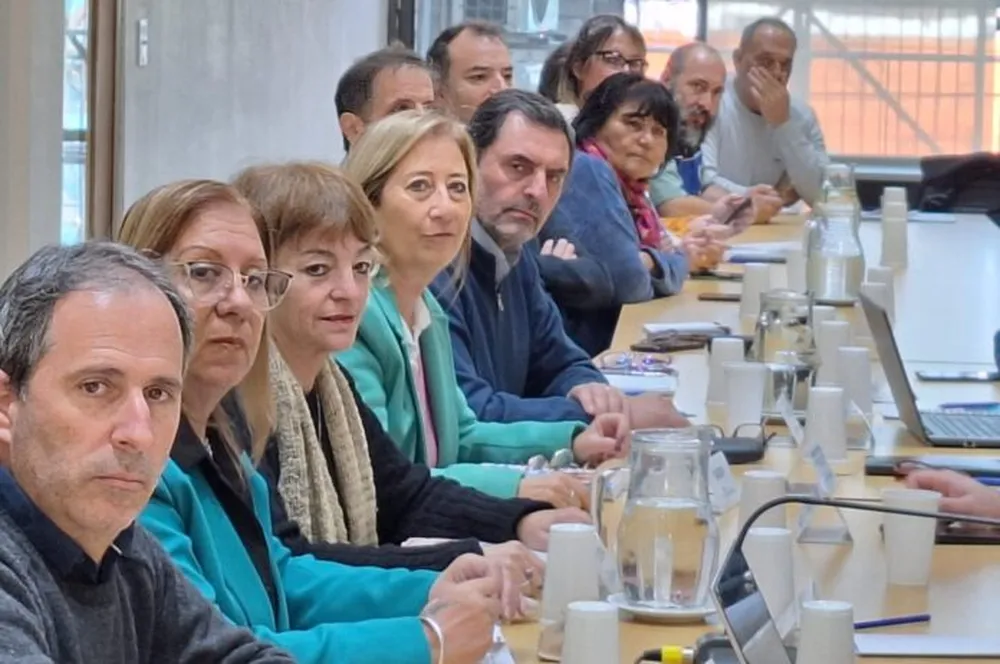Paritarias: Más gremios se suman a la presión a Kicillof y Provincia dice que Milei le debe 22 billones