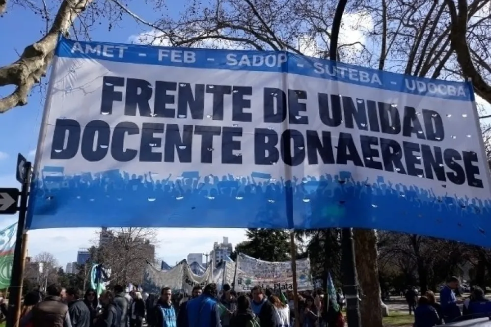En medio de la paritaria, docentes bonaerenses convocaron a un paro en contra de la Reforma Laboral