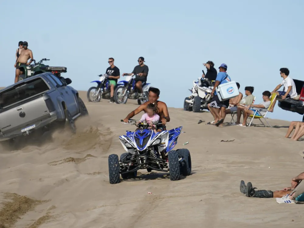 Pinamar: Un juez prohibió las actividades con motos, cuatriciclos y 4x4 en los médanos de La Frontera