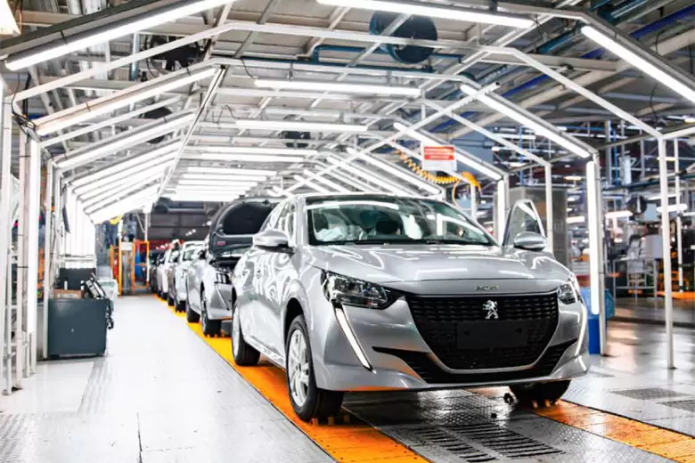 Peugeot y Toyota recortan turnos y crece el temor por despidos