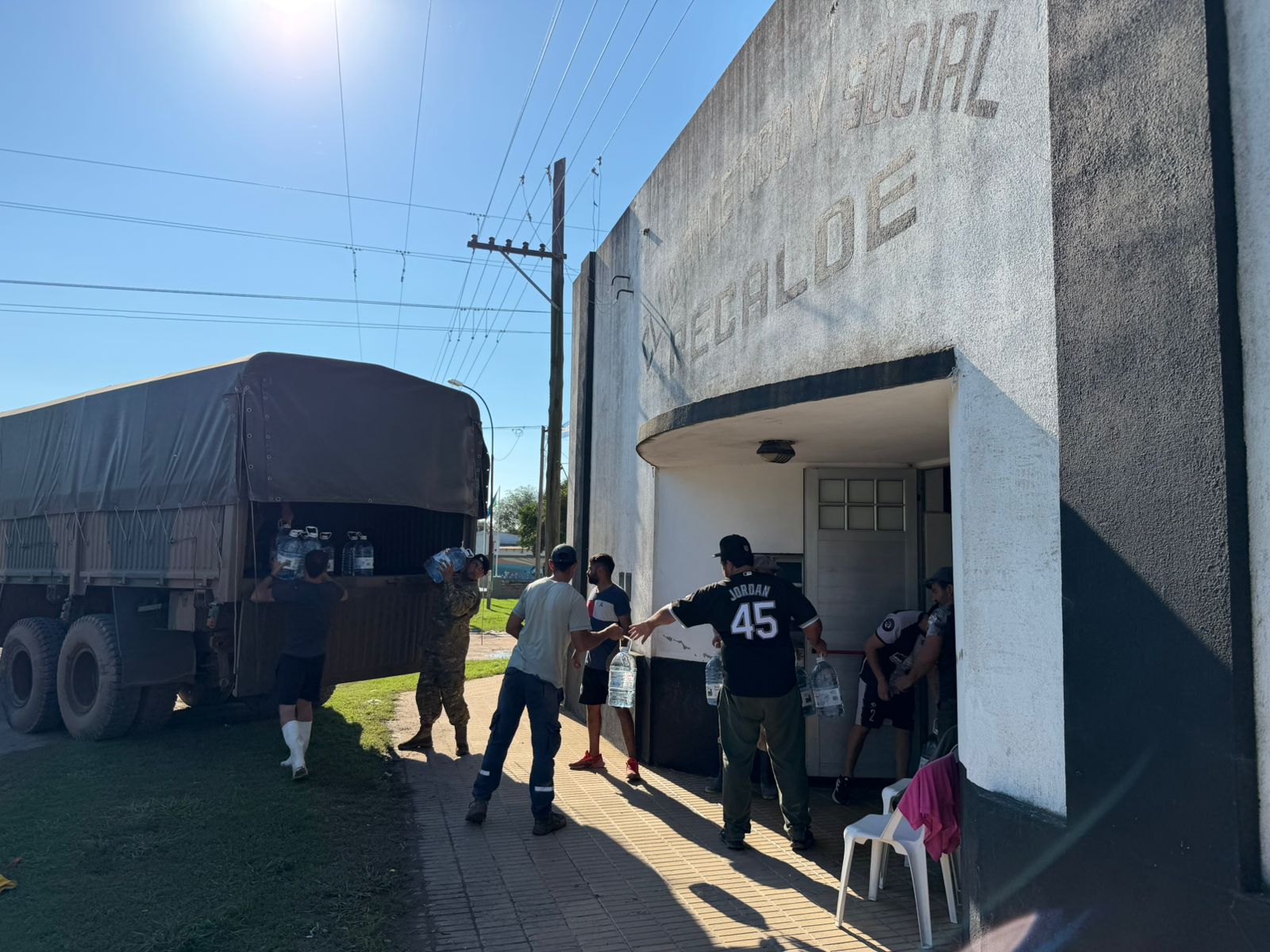 El Municipio, la Guarnición Ejército Olavarría y Bomberos Voluntarios entregaron elementos de primera necesidad a damnificados en Recalde